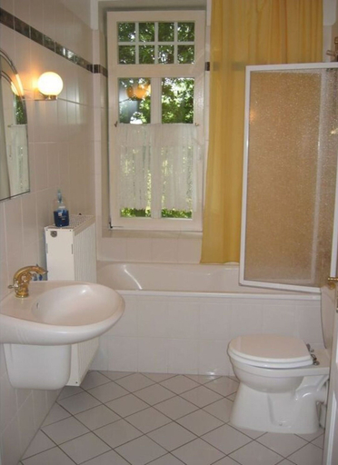 Bathroom 2, Holiday Home Hooge Warf, Leer