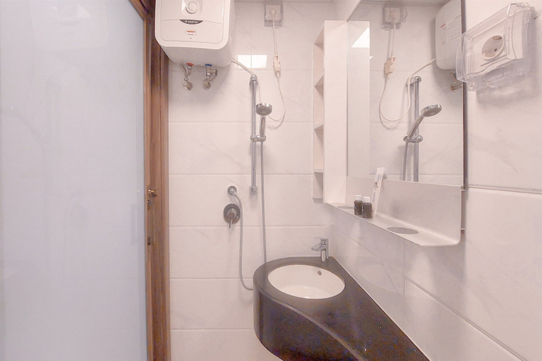 Bathroom 3, Cozy Living Studio At Sky House Bsd Apartment, Tangerang Selatan