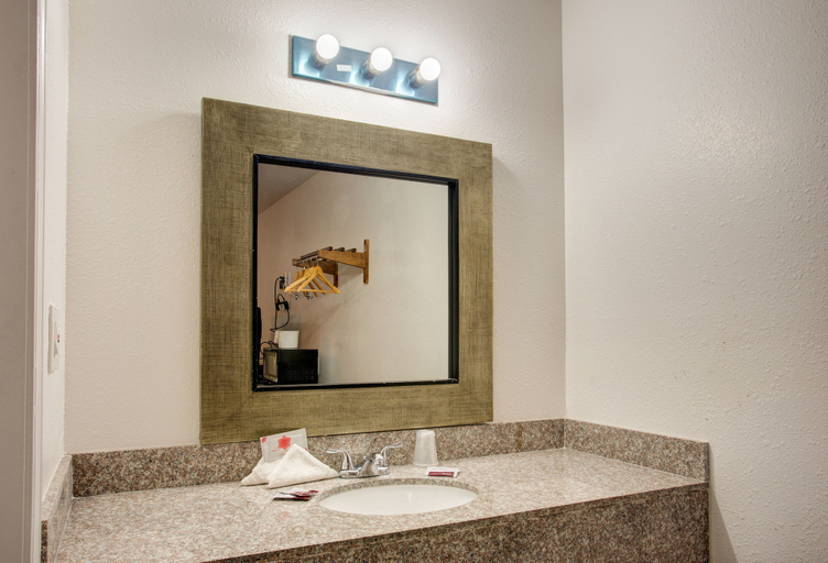 Bathroom 4, Motel 6 Branson, MO, Taney