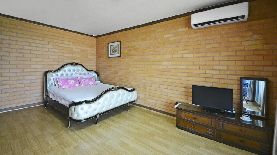 Bedroom 1, Yeosu Hwangto Pension, Yeosu