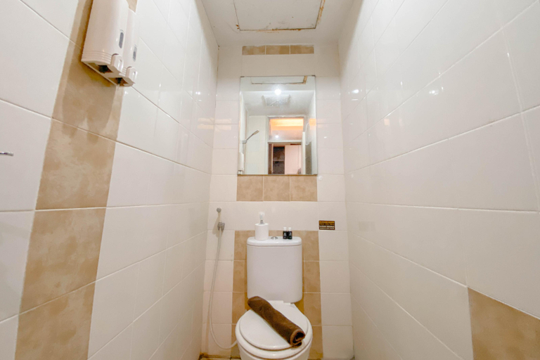 Bathroom, Spacious 1BR Classic at The Edge Bandung Apartment By Travelio, Cimahi