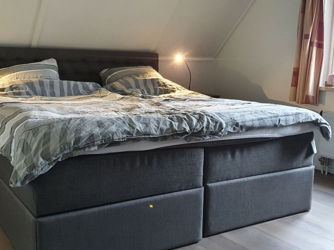 Room 2, Nice Holiday Home with Sauna & Hot Tub near Wadden Sea, Franekeradeel