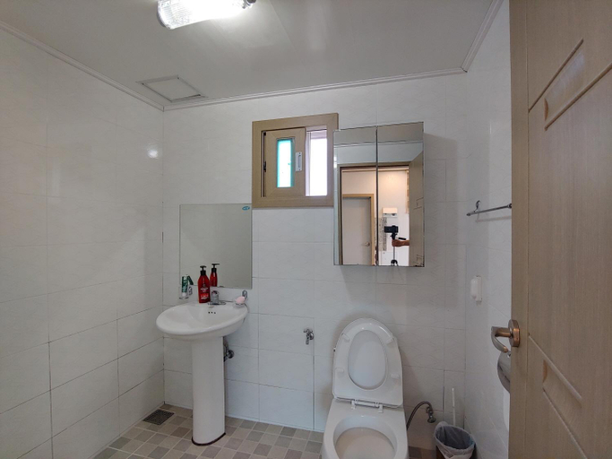 Bathroom 3, Jeju Oreum Pension, Jeju