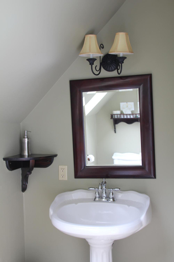 Bathroom 3, Lynwood Inn, Victoria