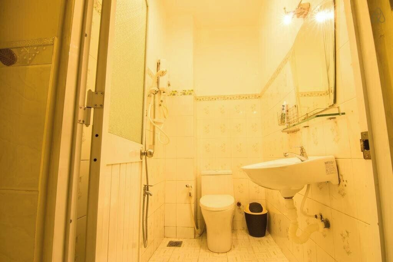 Bathroom, Moonie House Saigon, District 4