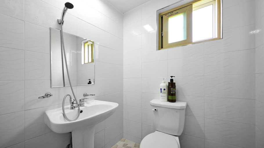 Bathroom 2, Yeosu Hwangto Pension, Yeosu
