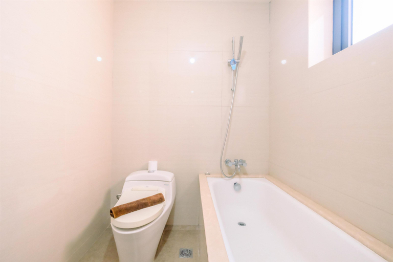 Bathroom 5, Comfortable 2BR at Apartment Casa Grande Residence By Travelio, South Jakarta