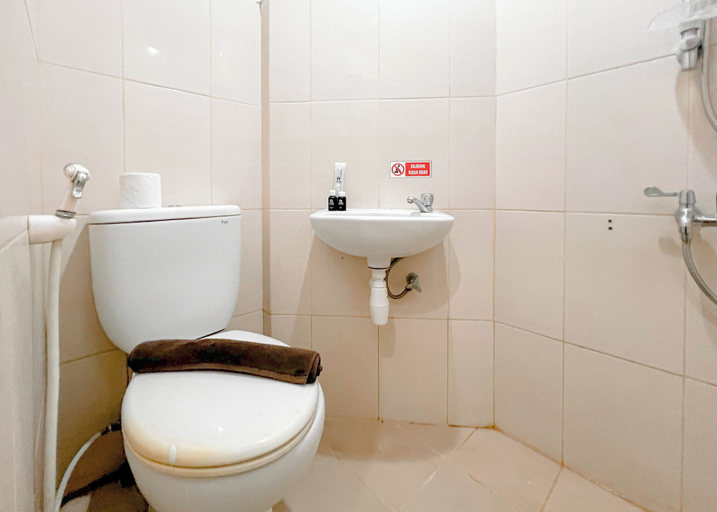 Bathroom 3, Simple And Relax Studio At Pavilion Permata Apartment, Surabaya