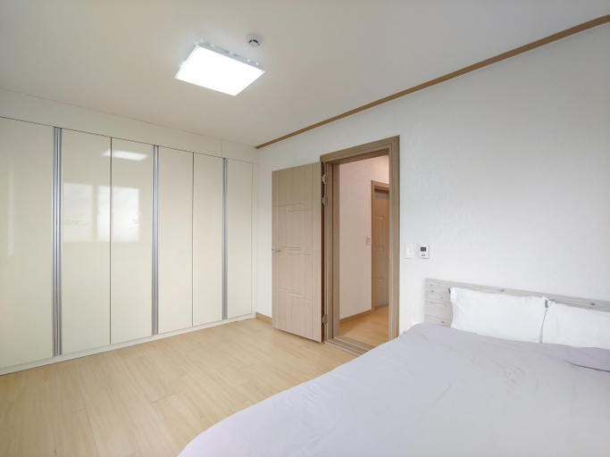 Bedroom 2, Jeju Oreum Pension, Jeju