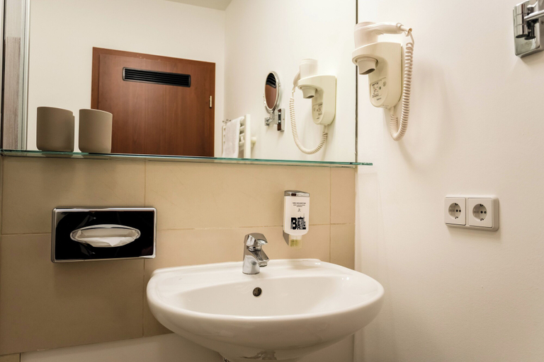 Bathroom 5, Homaris Boxi Studios, Berlin