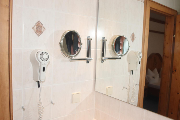 Bathroom 5, Landhotel Gasthof Huber, Aichach-Friedberg