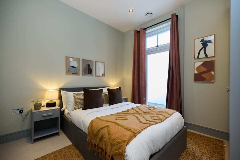 Bedroom 3, The Putney Hideaway - Modern and Elegant 3bdr Flat With Patio, London