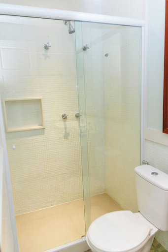 Bathroom 3, Palace Beach Hostel, Rio de Janeiro