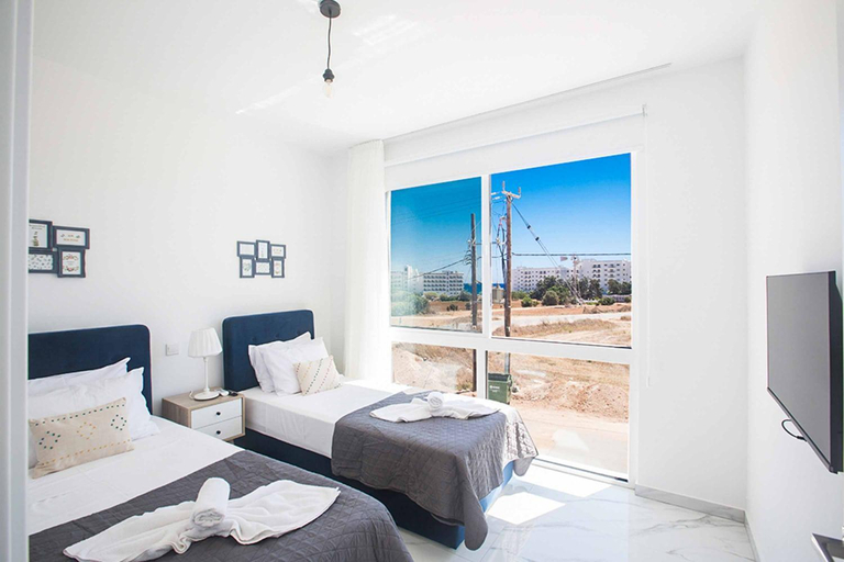Bedroom 2, Vie Bleu 1