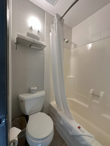 Bathroom 4, Super 8 by Wyndham Lethbridge, Division No. 2