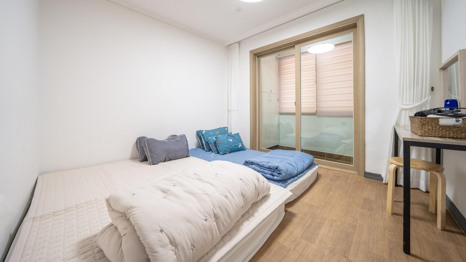 Bedroom 3, Yeosu Bebeolleh Pension, Yeosu