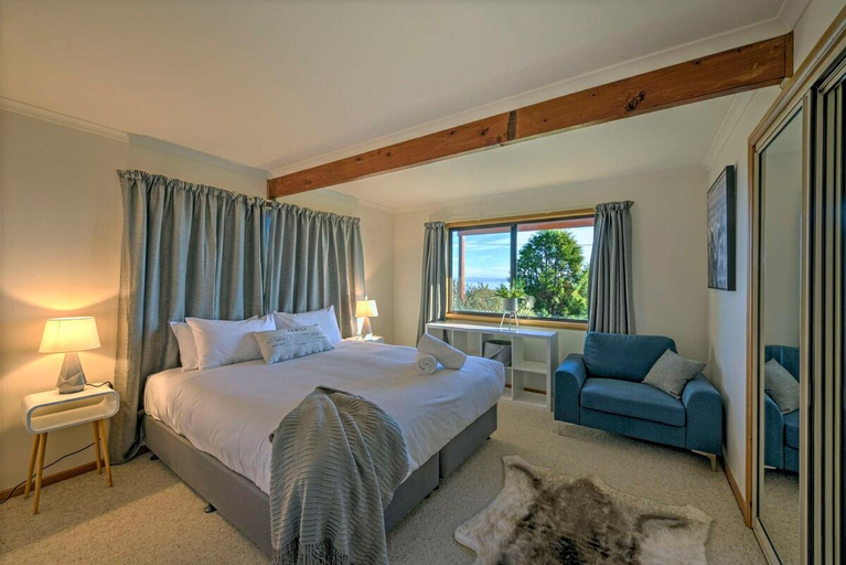 Bedroom 2, Zenith House, Glamorgan-Spring Bay