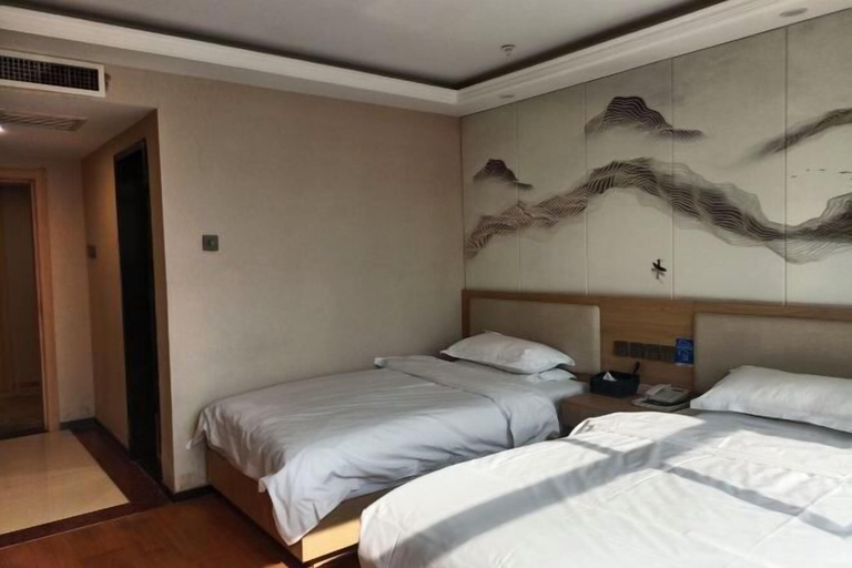 Bedroom 5, Xinlong Hotel, Luliang