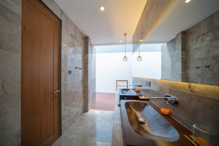 Bathroom 16