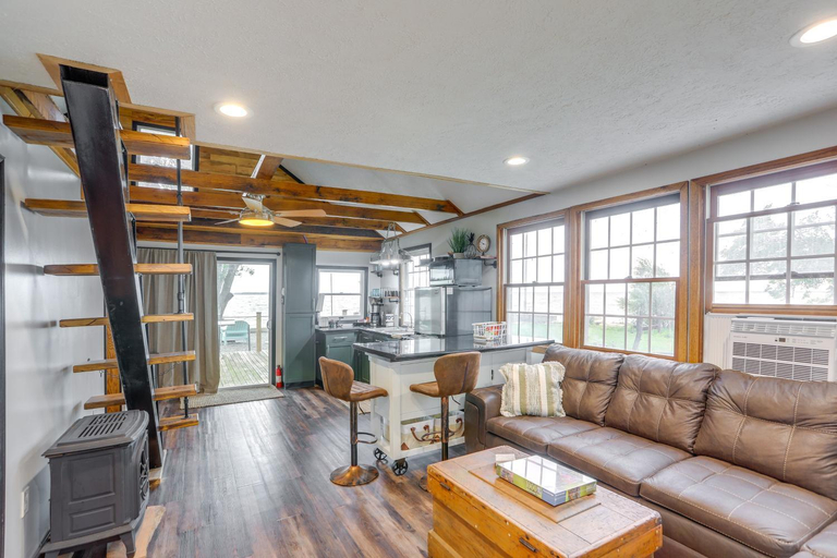 Others 5, Vickery Cottage on Sandusky Bay with Fire Pit!, Erie