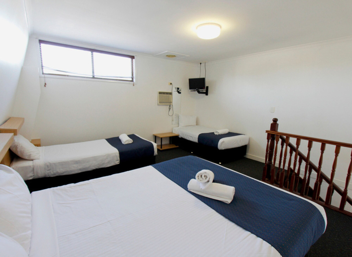 Bedroom 3, Blue Shades Motel, Maryborough