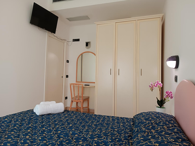 Others 4, Residence Queen Mary, Rimini