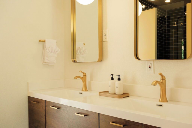 Bathroom 3, The Maya, Riverside