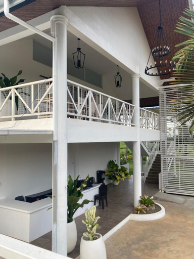 Exterior & Views 7