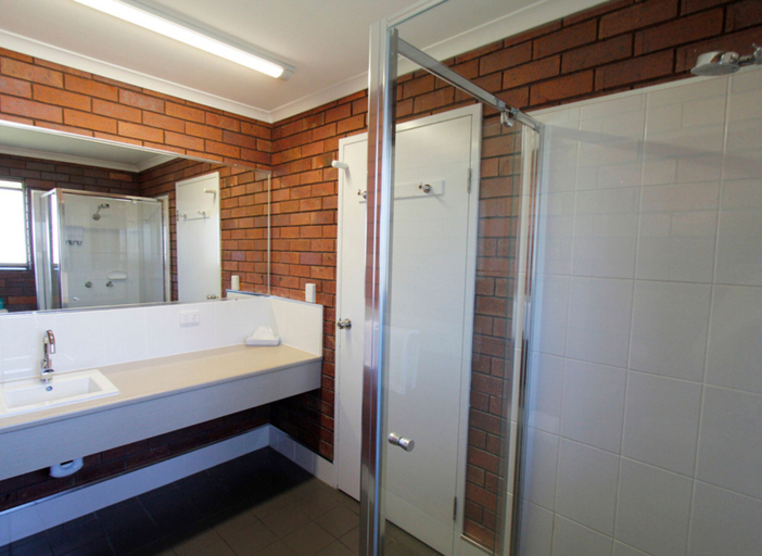 Bathroom 4, Blue Shades Motel, Maryborough