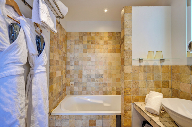 Bathroom 5, Hotel Bastide de Lourmarin, Vaucluse