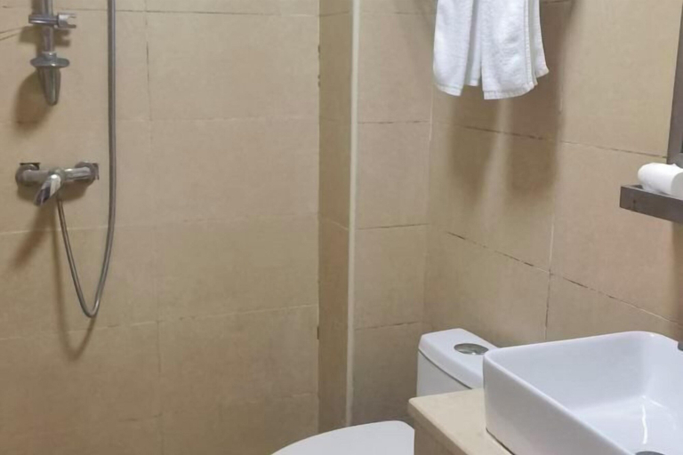 Bathroom 3, Xinyang Lingyun Hotel Chain, Xinyang