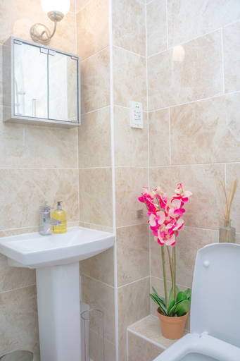 Bathroom, Modern Tower Bridge 2BR Town House, London