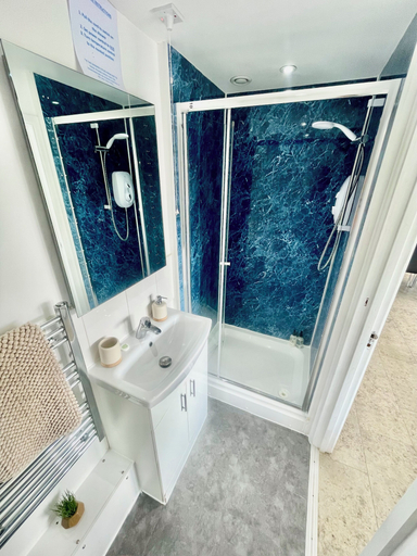 Bathroom 3, Lovely Spacious Studio in Central Cambridge, Cambridgeshire