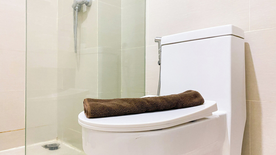 Bathroom 4, Comfort And Simply Look Studio Daan Mogot City Apartment, Jakarta Barat