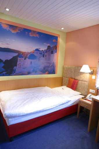 Others 2, Hotel Vivendi, Herford