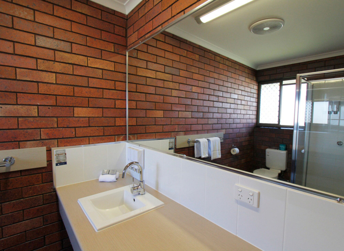 Bathroom 4, Blue Shades Motel, Maryborough