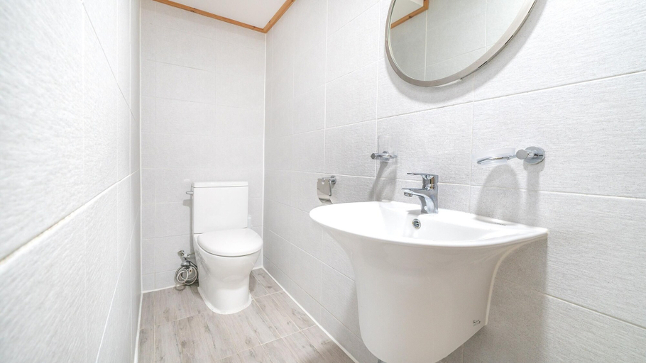 Bathroom 3, Goseong Theprism Pension, Goseong