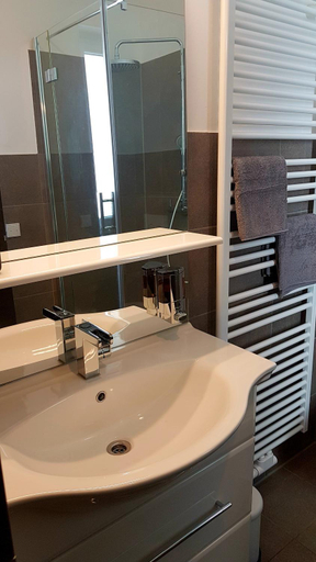 Bathroom, Zwei schicke Apartments mit Parkplatz, Köln