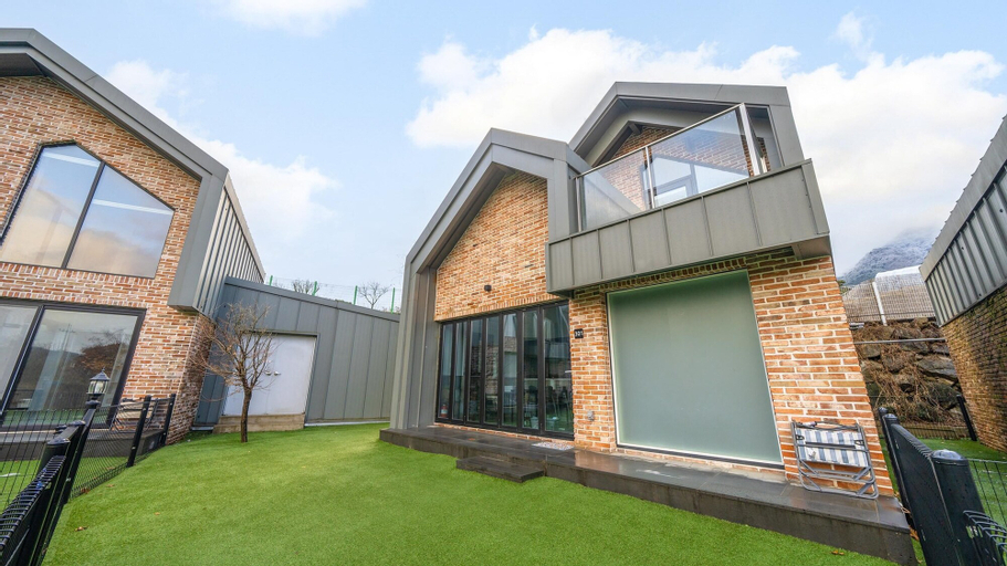 Exterior 8