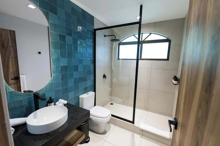 Bathroom 5, Marala Hotel, Parrita
