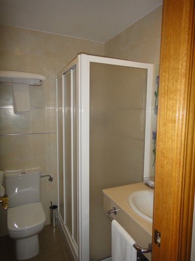 Bathroom 4, Hostal Real, Cáceres