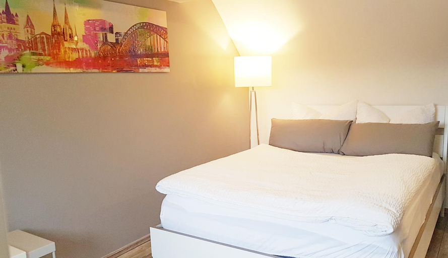 Bedroom 2, Zwei schicke Apartments mit Parkplatz, Köln