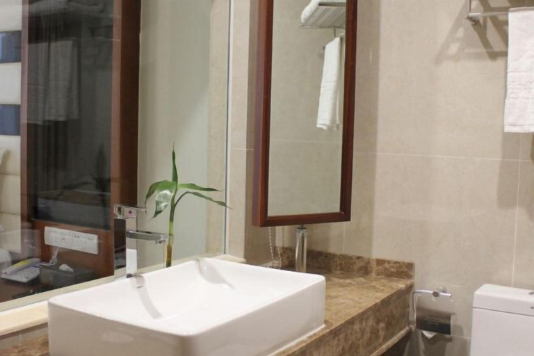 Bathroom 4, Dongfang Tanggula Hotel (High-speed Railway Station), Hainan