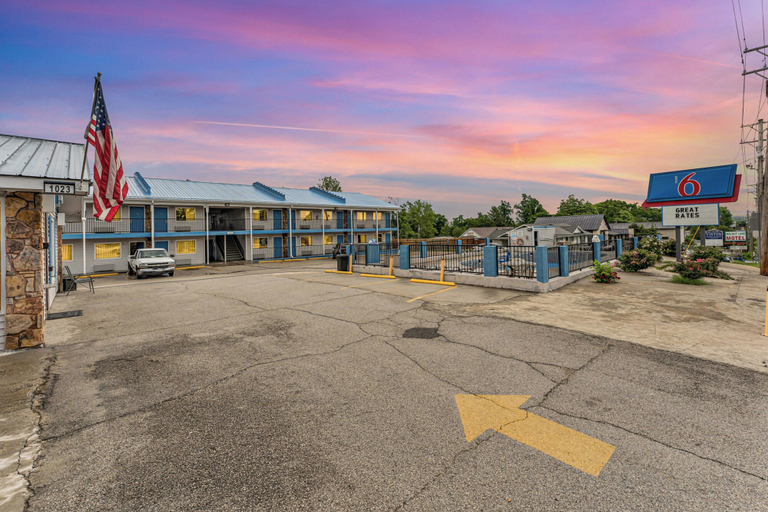 Exterior & Views 2, Motel 6 Branson, MO, Taney