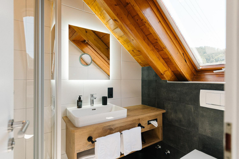Bathroom 3, Moderne 2 Zi.FeWo BlackForest Art Nahe Freiburg, Emmendingen