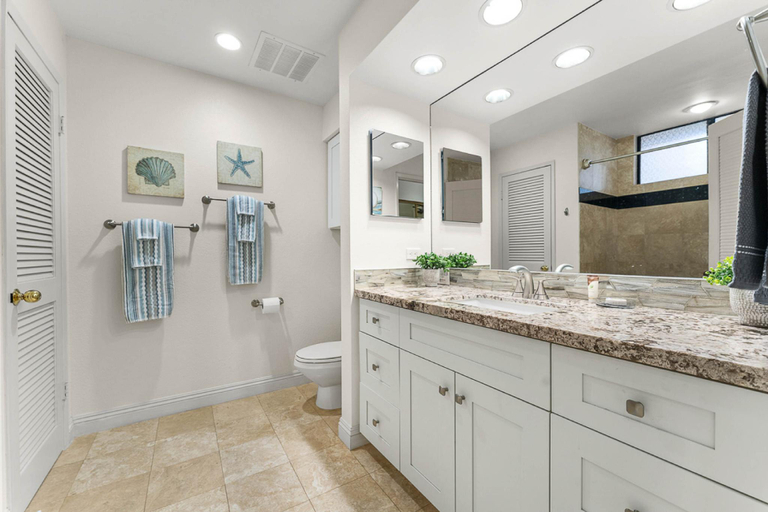 Bathroom 4, Grand Champions 27, Maui