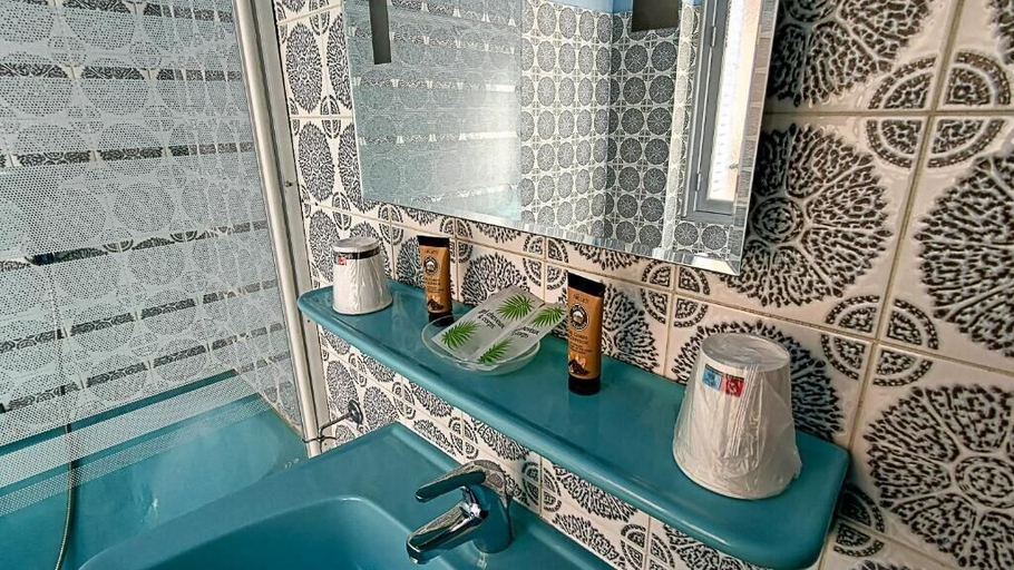 Bathroom 4, Hôtel Trianon, Allier