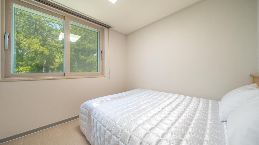 Bedroom 2, Tongyoung Sagaejeol Pension, Tongyeong