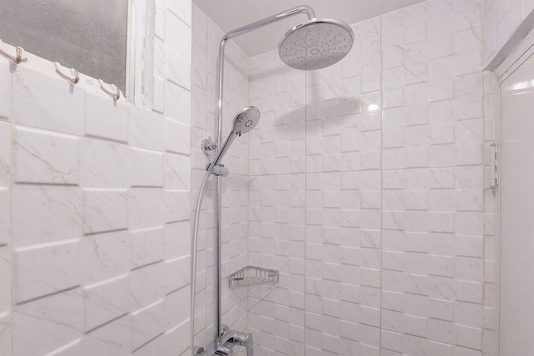Bathroom 2, Comfy And Homey Studio At Sky View Apartment, South Tangerang