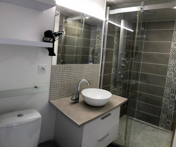 Bathroom 2, Les logis d'argent Studio independant Parking Entree autonome Linge de Lit et Serviettes Wifi fibre , Landes